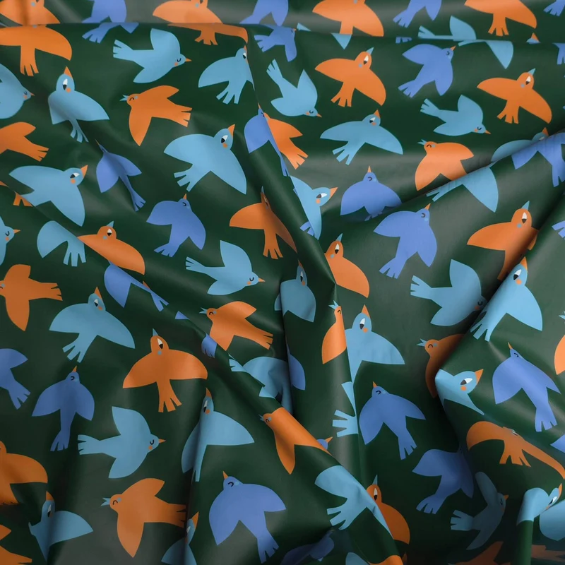 Tissu Imperméable | Oiseaux Colorés sur Fond Vert | Certifié Oeko-Tex