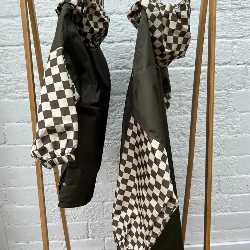Poncho de pluie adulte ou enfant Poule Party Damiers Kaki