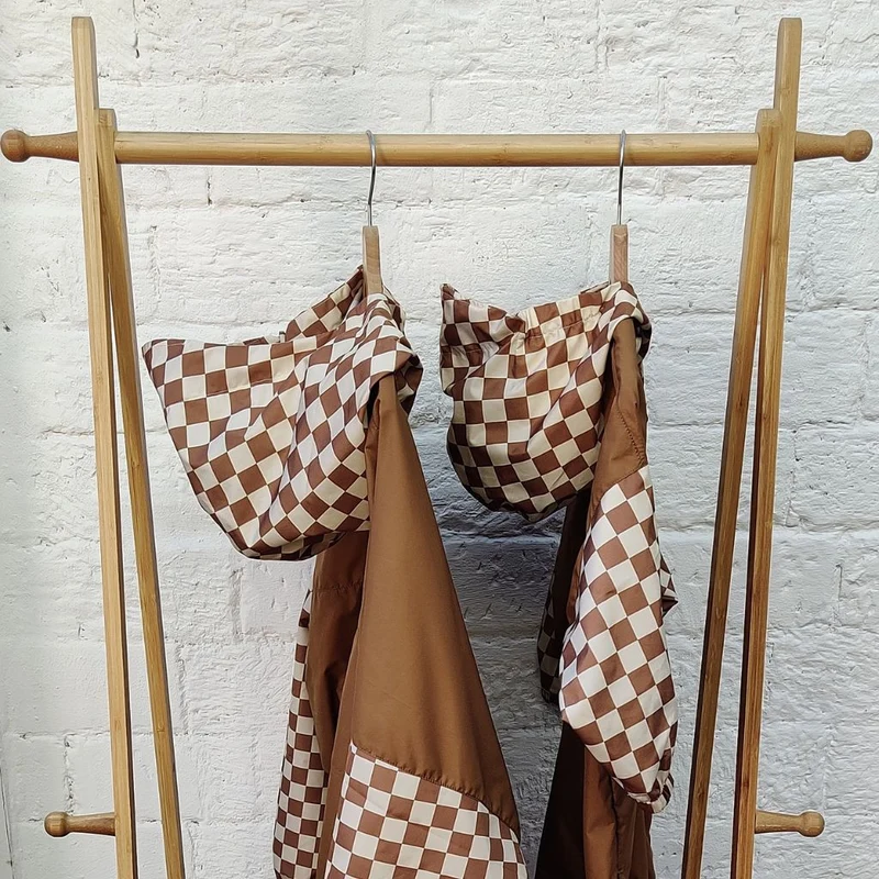 Poncho de pluie Poule Party adulte ou enfant damiers