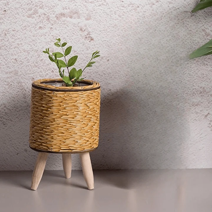 Pot de Fleur sur Pied en Rotin