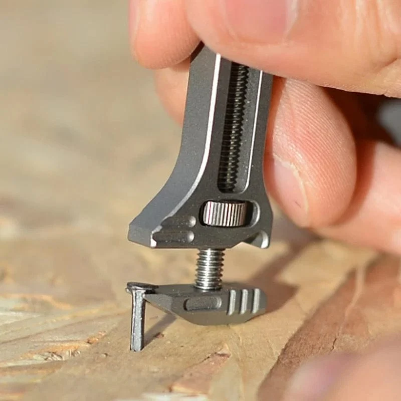 Clé Multifonctionnelle Innovante en Titane - 7 en 1