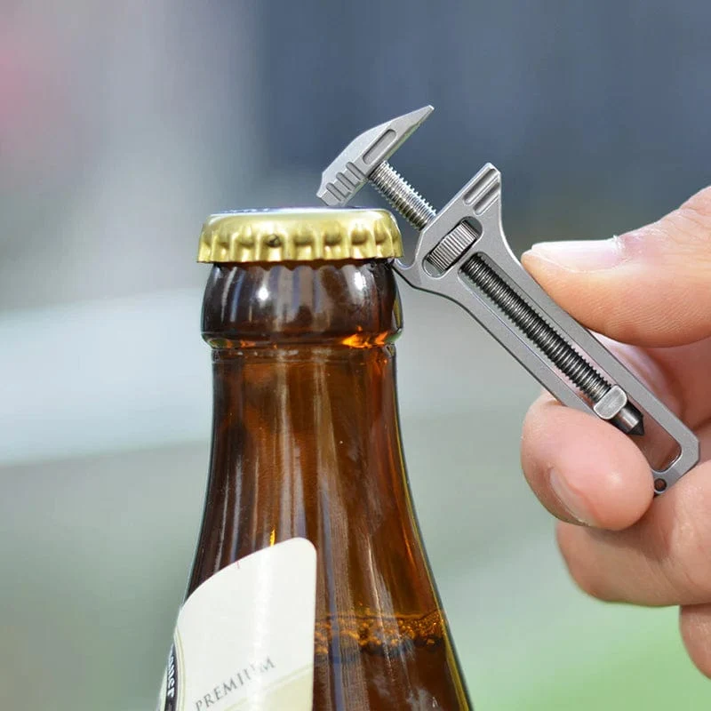 Clé Multifonctionnelle Innovante en Titane - 7 en 1