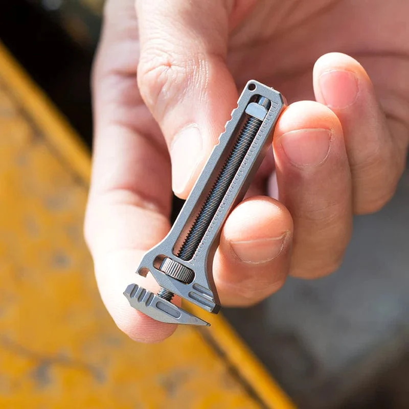Clé Multifonctionnelle Innovante en Titane - 7 en 1