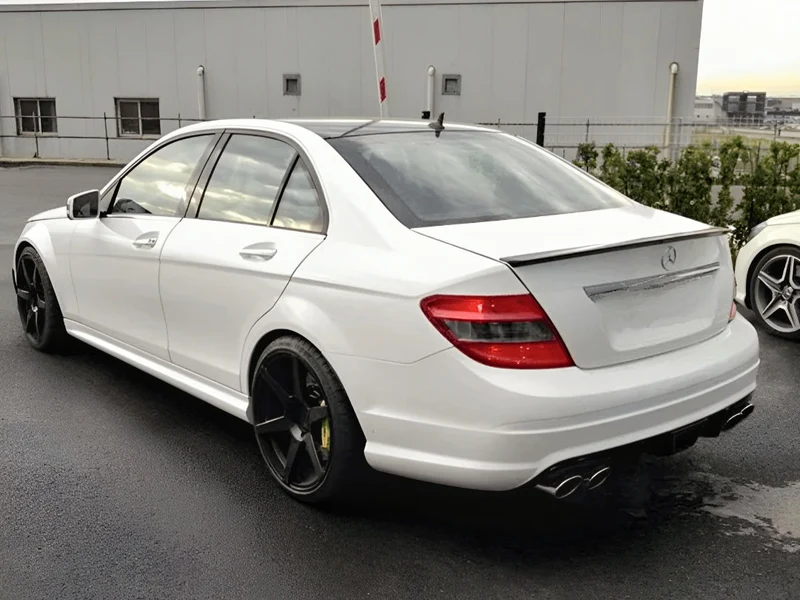Becquet Mercedes Classe C W204 noir brillant