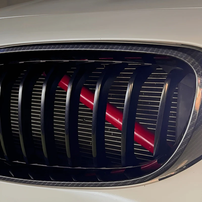 Garnitures V-Brace calandre BMW barres colorées