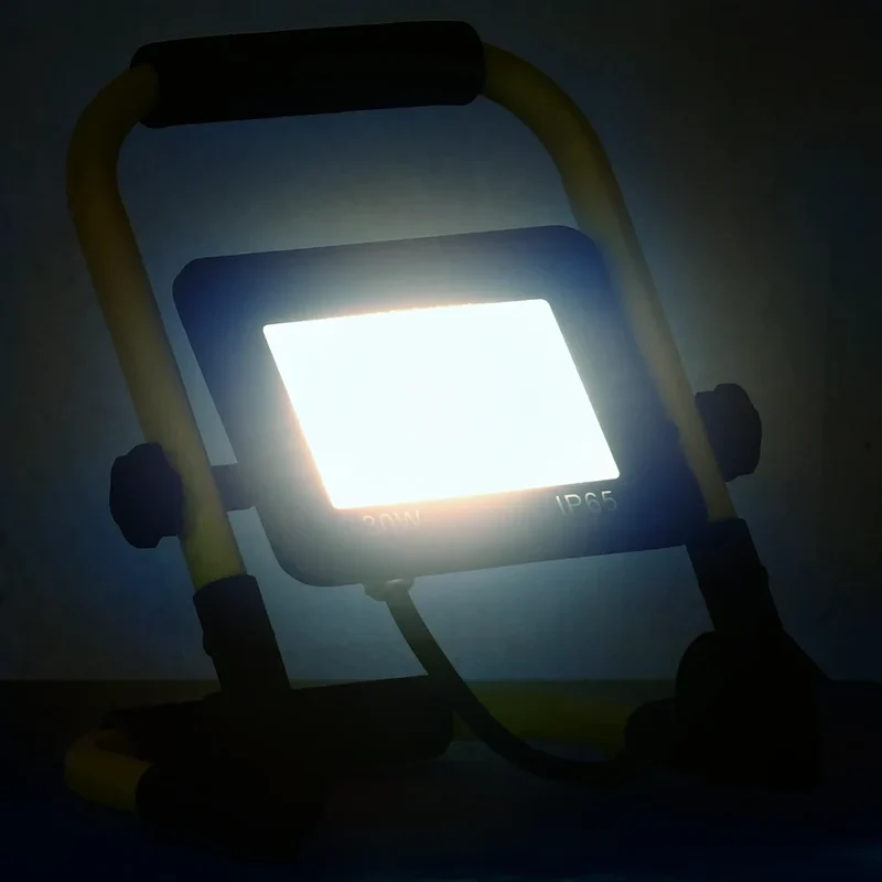 Projecteur à LED pliable avec poignée 21 x 16 x 26 cm éclairage optimal économe en aluminium noir 02_0046099