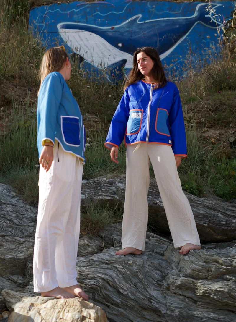 La veste bleu électrique